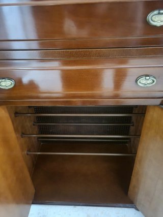 Elegante zapatero de madera maciza