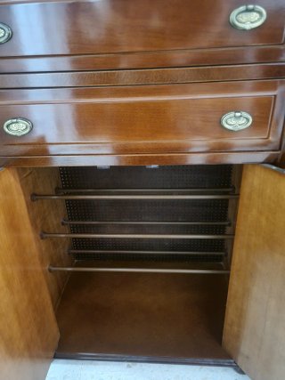 Elegante zapatero de madera maciza