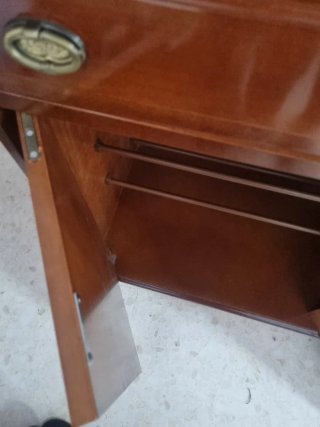 Elegante zapatero de madera maciza