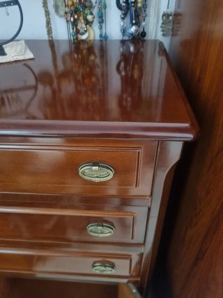 Elegante zapatero de madera maciza