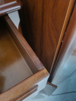 Elegante zapatero de madera maciza