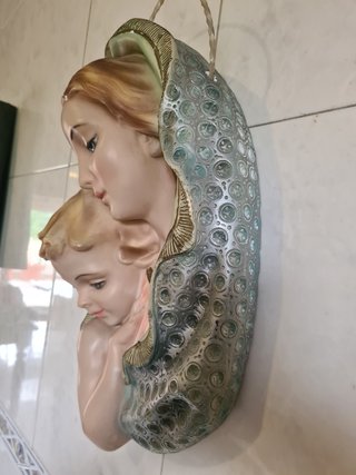 Escultura Virgen María y Niño Jesús pared. Años 60