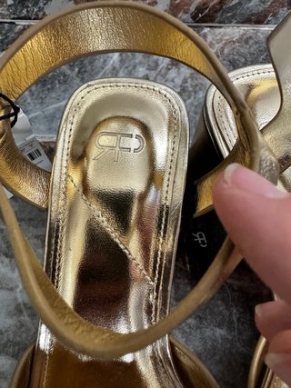 Sandalias doradas Parfois
