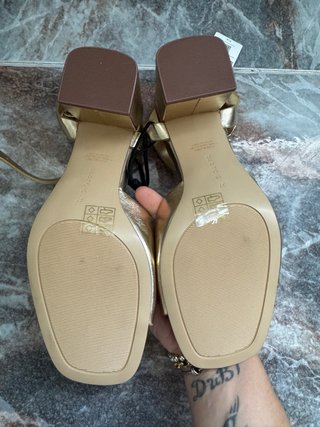 Sandalias doradas Parfois