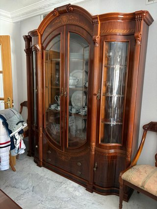 Vitrina de madera y cristal para salón