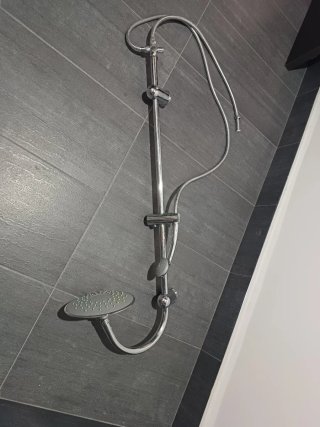 Columna de ducha cromada sin grifo