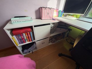 Mesa de estudio blanca y madera