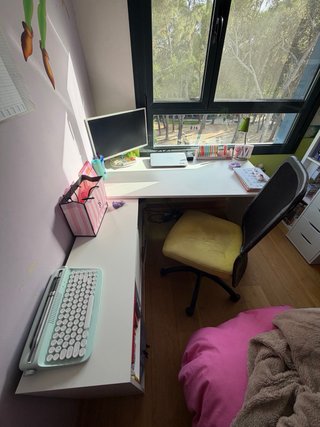 Mesa de estudio blanca y madera