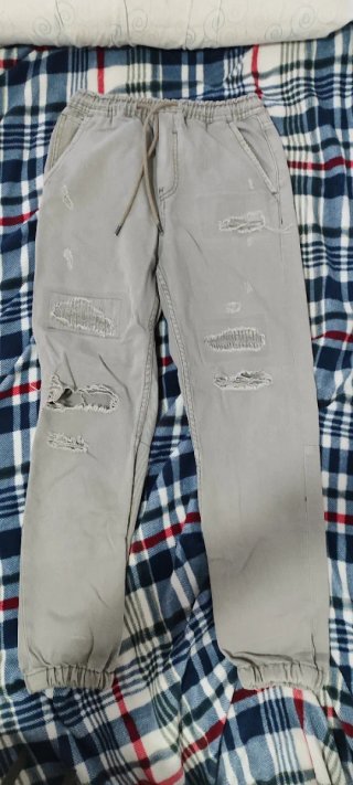 Pantalón vaquero gris desgastado
