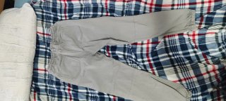 Pantalón vaquero gris desgastado