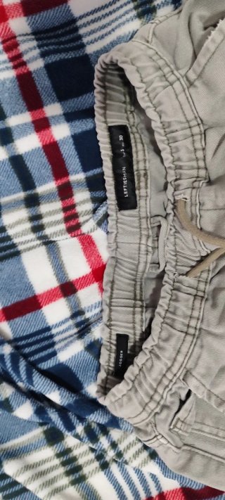 Pantalón vaquero gris desgastado