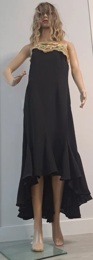 Vestido fiesta largo negro bordado.