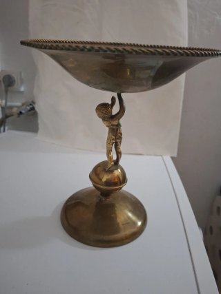 Frutero antiguo de bronce con figura