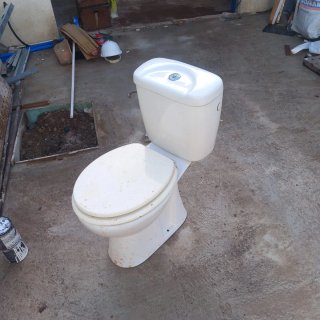 Inodoro blanco de porcelana