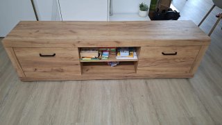 Mueble bajo de madera estilo moderno