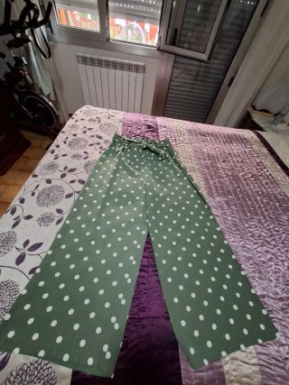 Pantalón ancho lunares verde y blanco
