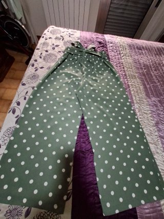 Pantalón ancho lunares verde y blanco