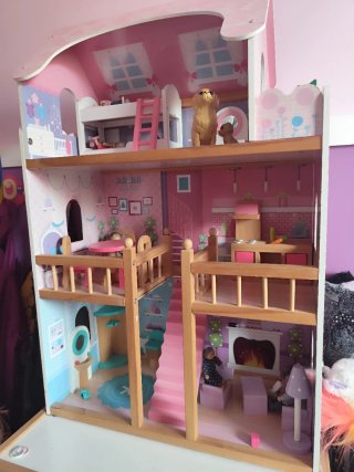 Casa de muñecas de madera