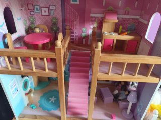 Casa de muñecas de madera