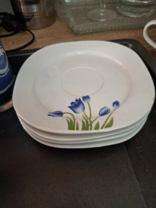 Juego de tazas y platos con tulipanes