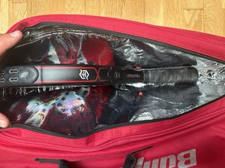 Pala y paletero Bullpadel Avant Limited Edition