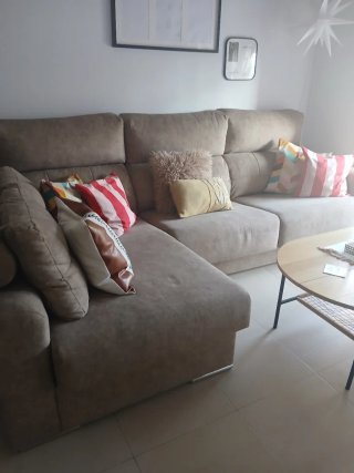 Sofá chaiselongue beige. Abatible, reclinable.