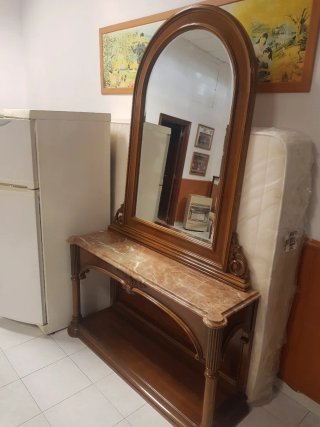 Aparador de madera con detalles tallados