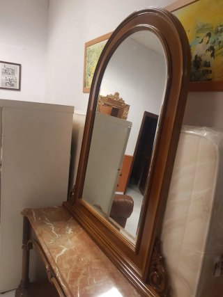 Aparador de madera con detalles tallados