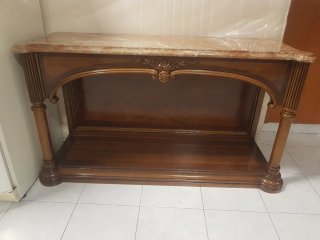 Aparador de madera con detalles tallados