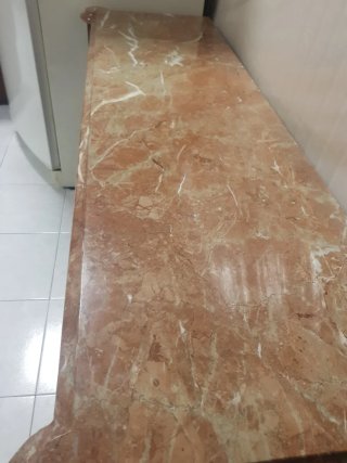 Aparador de madera con detalles tallados
