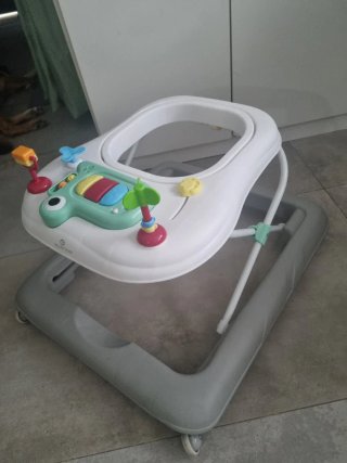 Andador infantil con piano y juguetes