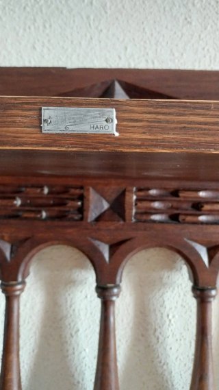 Mueble recibidor de madera tallada