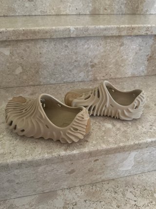 Crocs beige talla 30