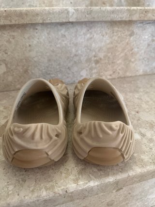 Crocs beige talla 30