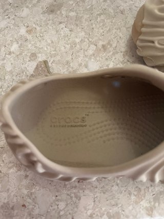 Crocs beige talla 30