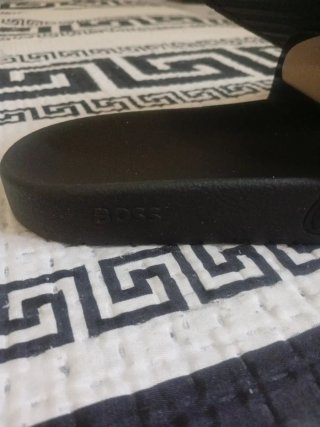 Chanclas BOSS Negras y Doradas