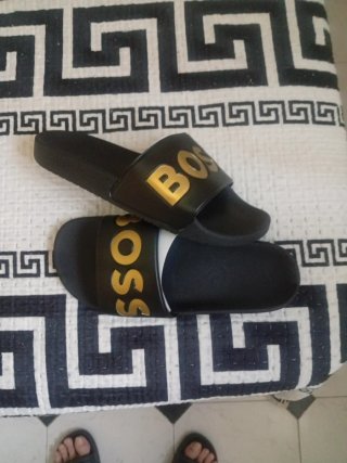 Chanclas BOSS Negras y Doradas