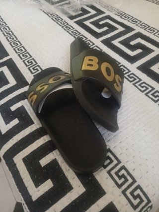 Chanclas BOSS Negras y Doradas