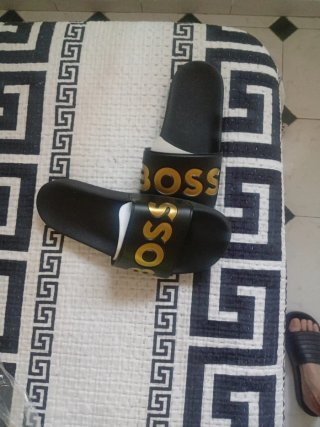 Chanclas BOSS Negras y Doradas