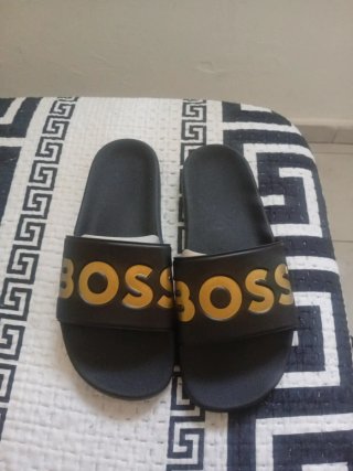 Chanclas BOSS Negras y Doradas