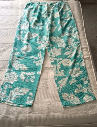 Pantalón Mango estampado tropical verde