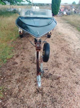 Lancha con motor y remolque