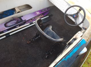 Lancha con motor y remolque
