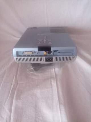 Proyector Mitsubishi Gris Modelo XD50U