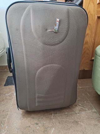 Maleta de viaje beige y azul