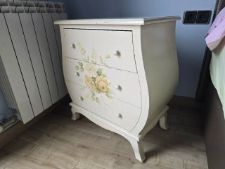 Cajonera de madera pintada a mano