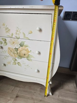 Cajonera de madera pintada a mano