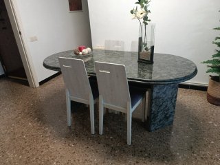 Mesa de comedor de granito y cristal