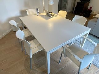 Mesa de oficina y su juego de sillas