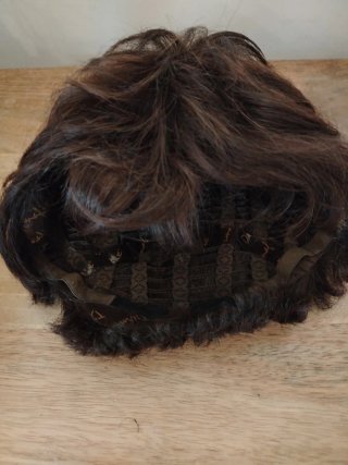 Peluca pelo sintético castaño oncológica